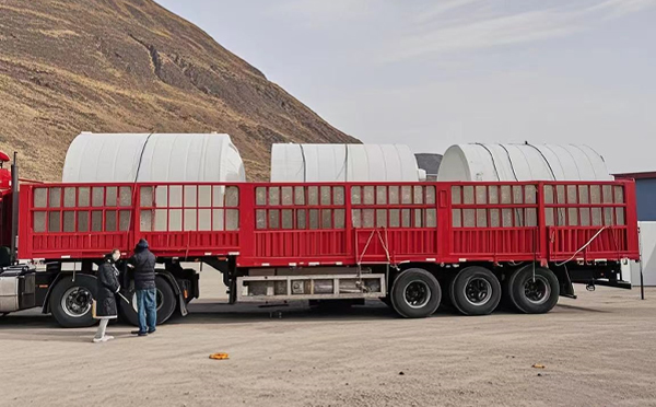 华池塑料桶装车完毕准备运输中