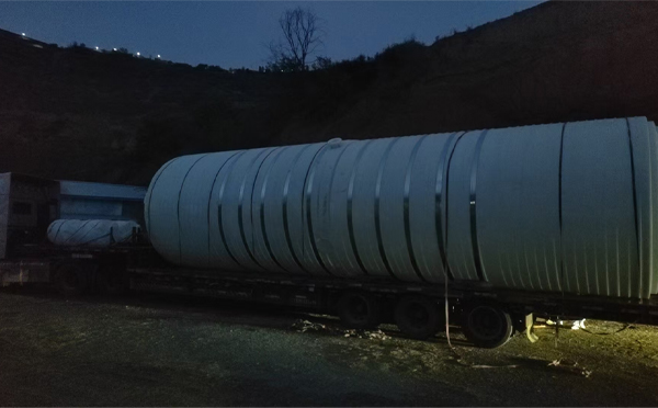 华池圆桶运输途中