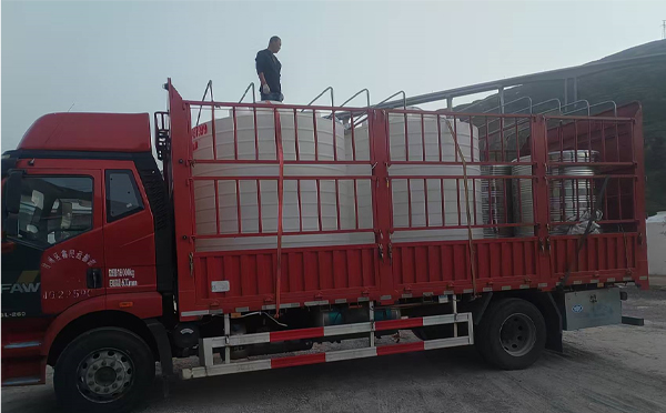 华池立式运输桶安排发货现场